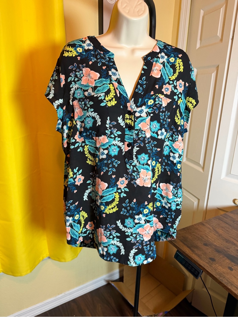 New York & Company Women’s Large Black Floral V-Neck Blouse Short Sleeve - Picture 4 of 11